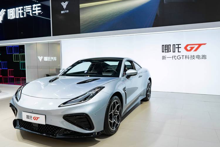 广州21哪吒汽车在智能汽车领域的表现，领途汽车在新能源汽车市场中的影响力